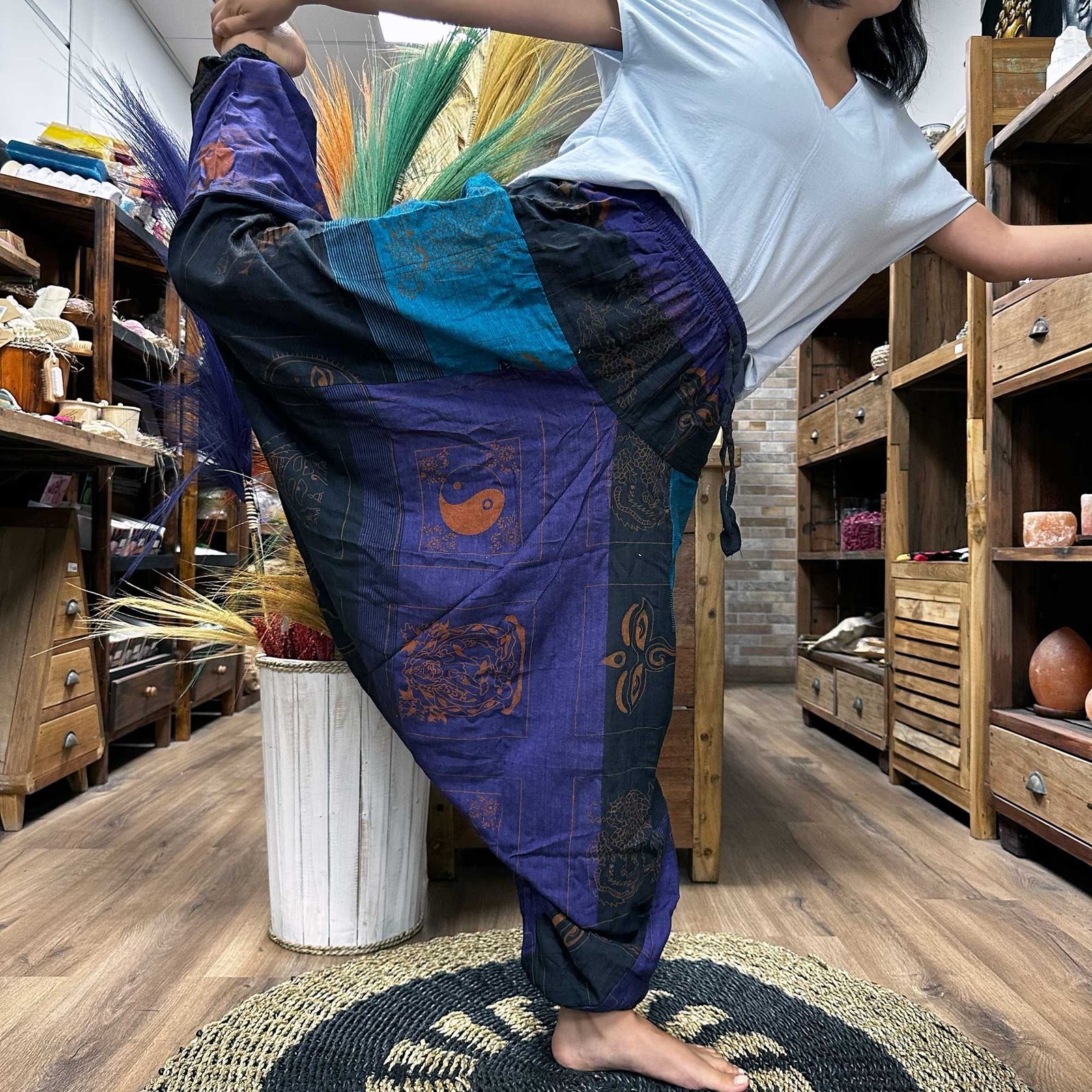 Fialové Aladdin joga nohavice himalájsky vzor Mystic Drift Aladdin Joga Nohavice Himaláje Fialové