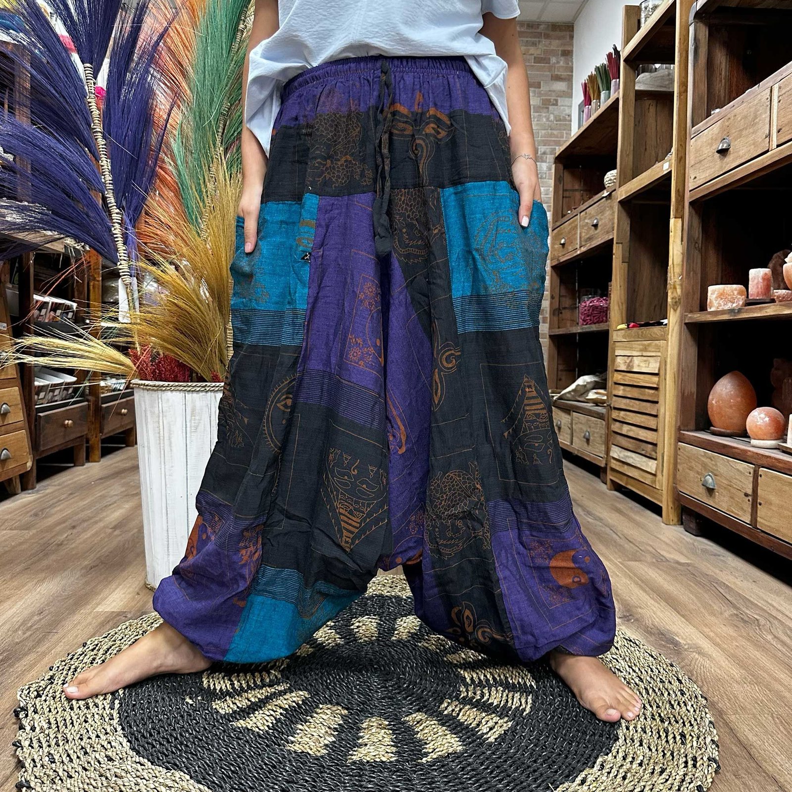 Fialové Aladdin joga nohavice himalájsky vzor Mystic Drift Aladdin Joga Nohavice Himaláje Fialové – Obrázok 2