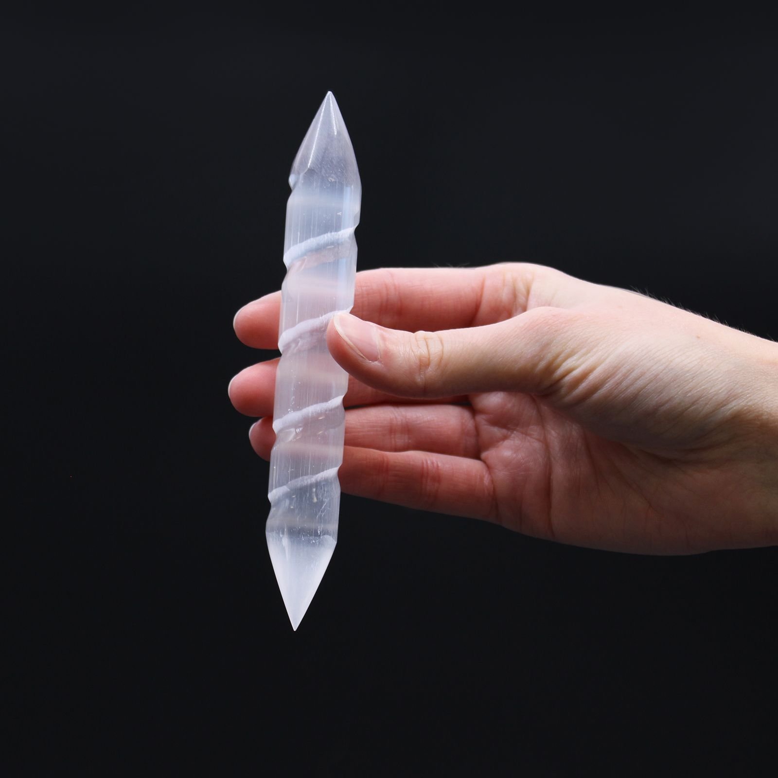 Dvojhrotá špirálová selenitová palička 16 cm Dvojhrotá špirálová selenitová palička 16 cm – Obrázok 3