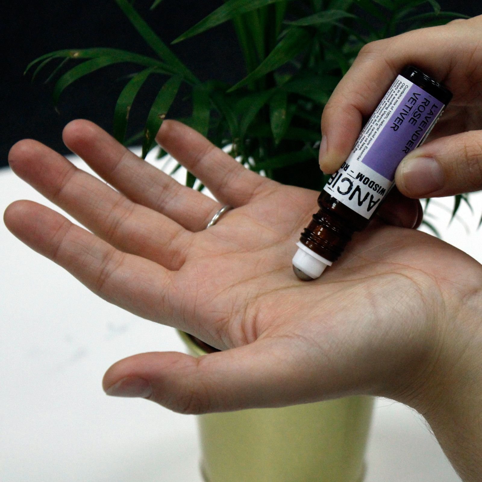 Energizujúca roll-on zmes esenciálnych olejov 10ml Energizujúca roll-on zmes esenciálnych olejov – Obrázok 11